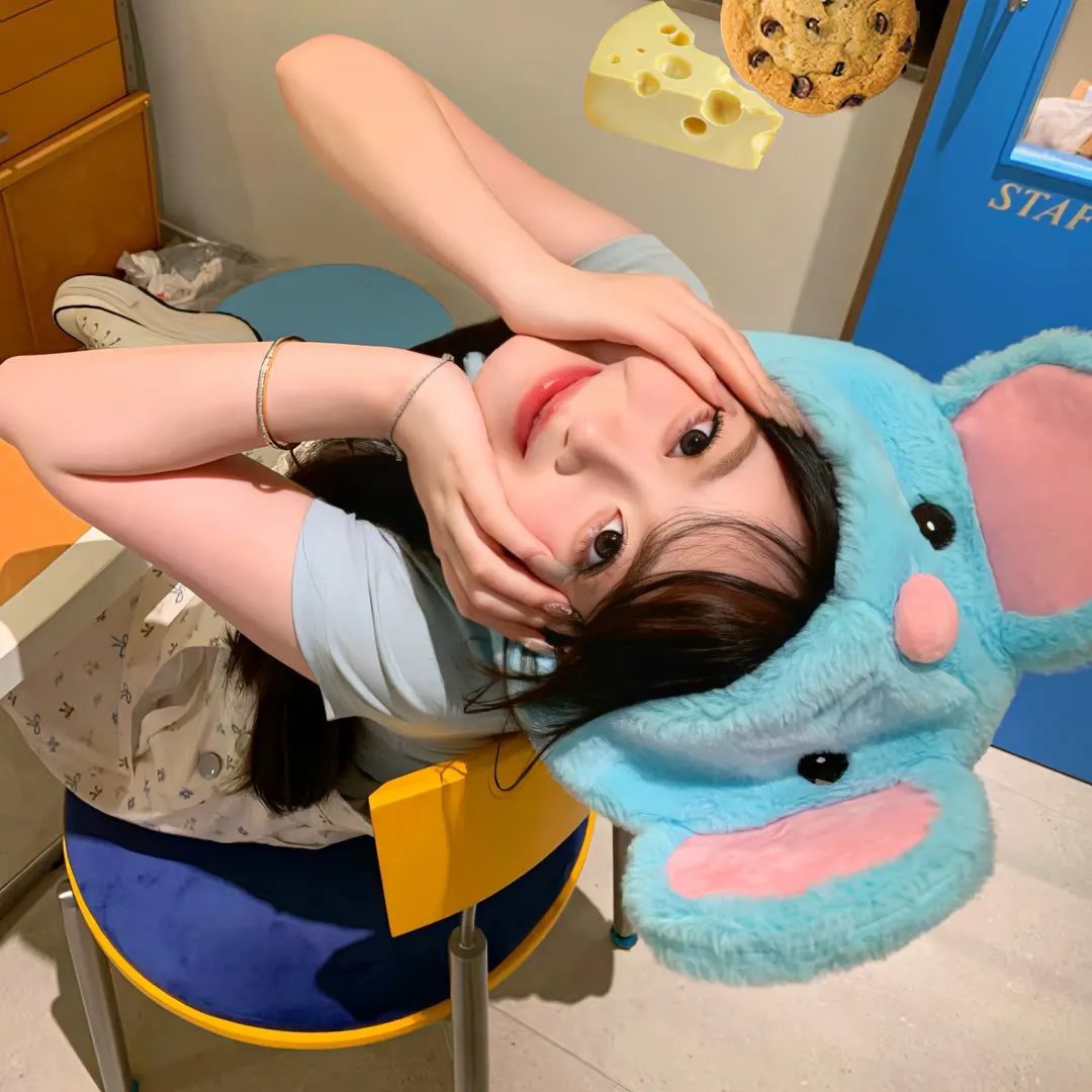 魕